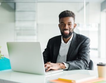 homem-notebook-trabalho-negocios