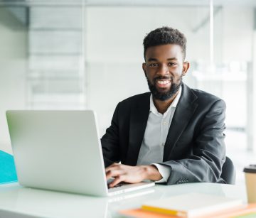 homem-notebook-trabalho-negocios