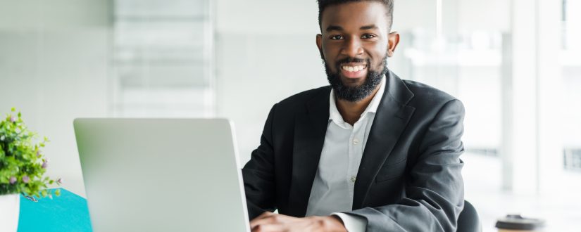 homem-notebook-trabalho-negocios